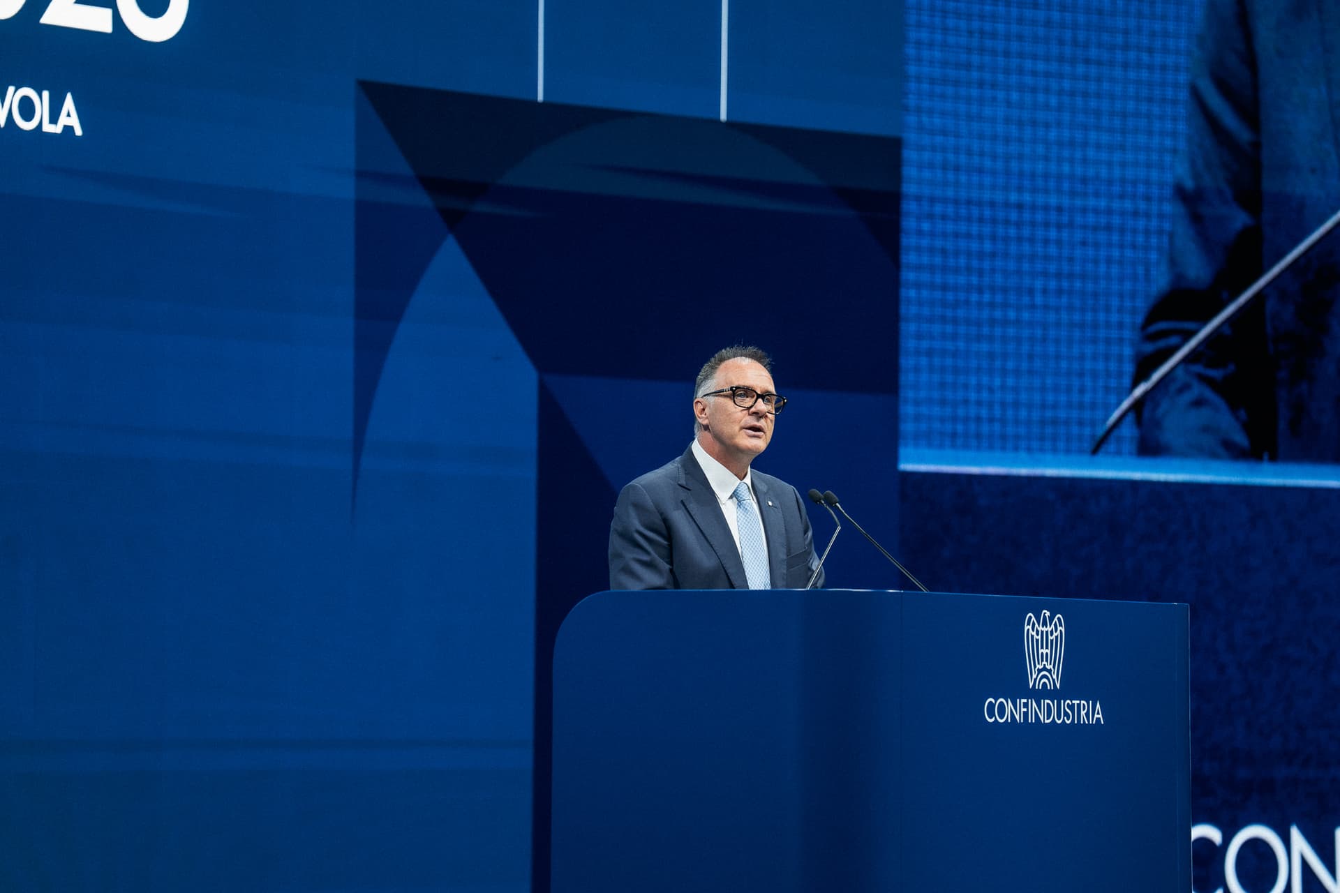 Il Presidente di Confindustria Emanuele Orsini durante la relazione all'Assemblea pubblica 2026.