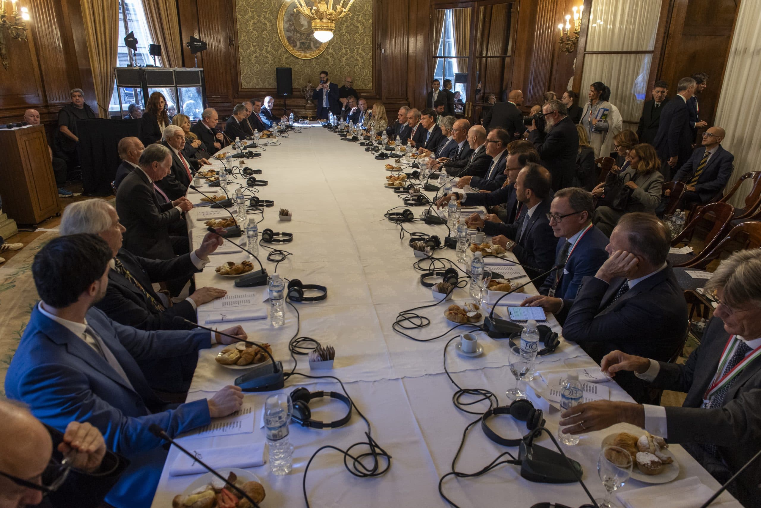 Buenos Aires, il confronto tra la delegazione italiana e i rappresentanti del Grupo de los 6, che riunisce le principali organizzazioni economiche e produttive argentine.