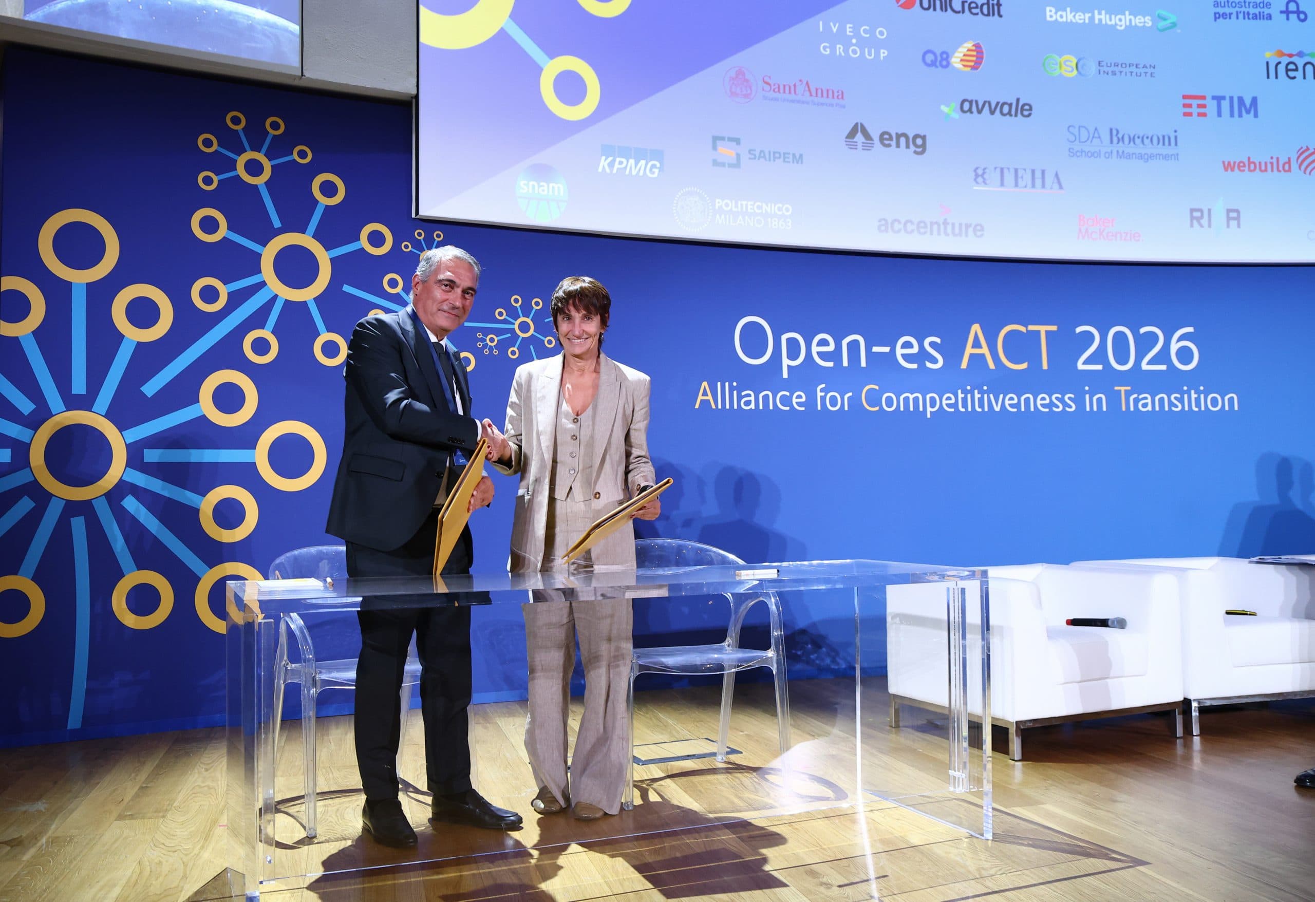Lara Ponti, Vice Presidente di Confindustria per la Transizione Ambientale e gli Obiettivi ESG, e Claudio Granata, Presidente di Fondazione Systema, durante la firma dell’accordo di collaborazione a Open-es ACT 2026.